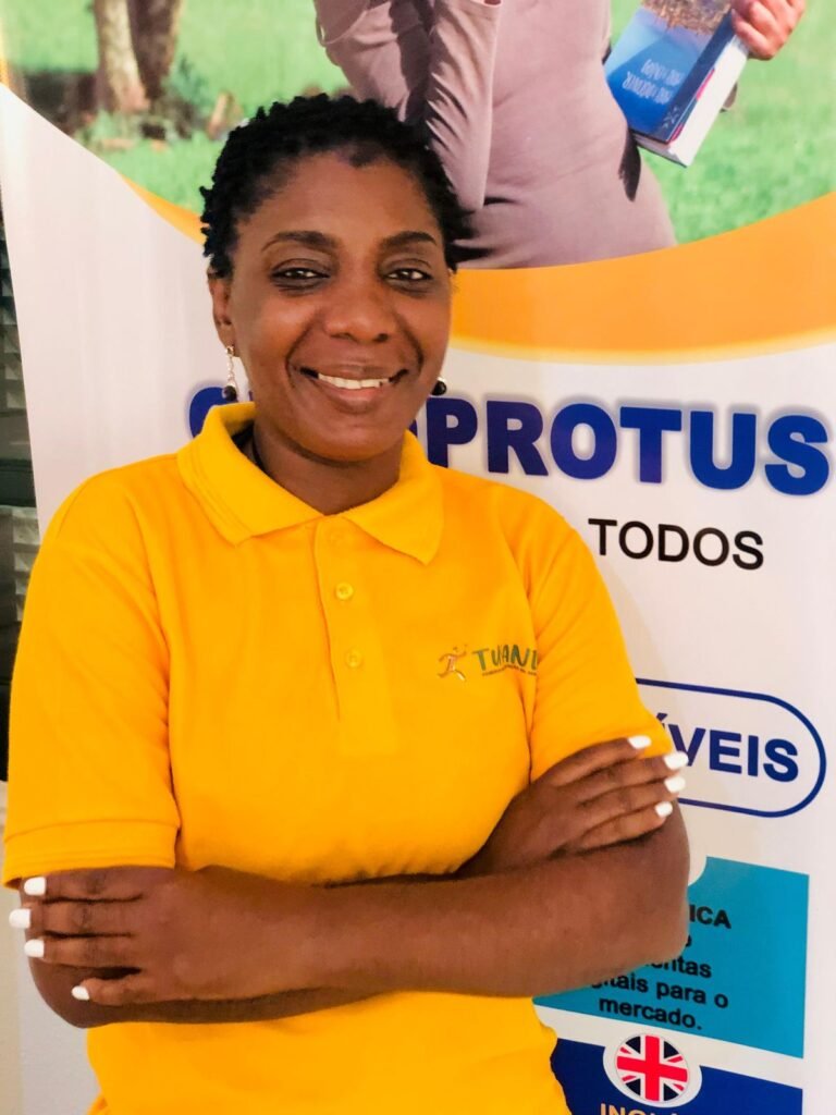 Administradora de Recursos Humanos          Olinda Kumbelembe Jevo